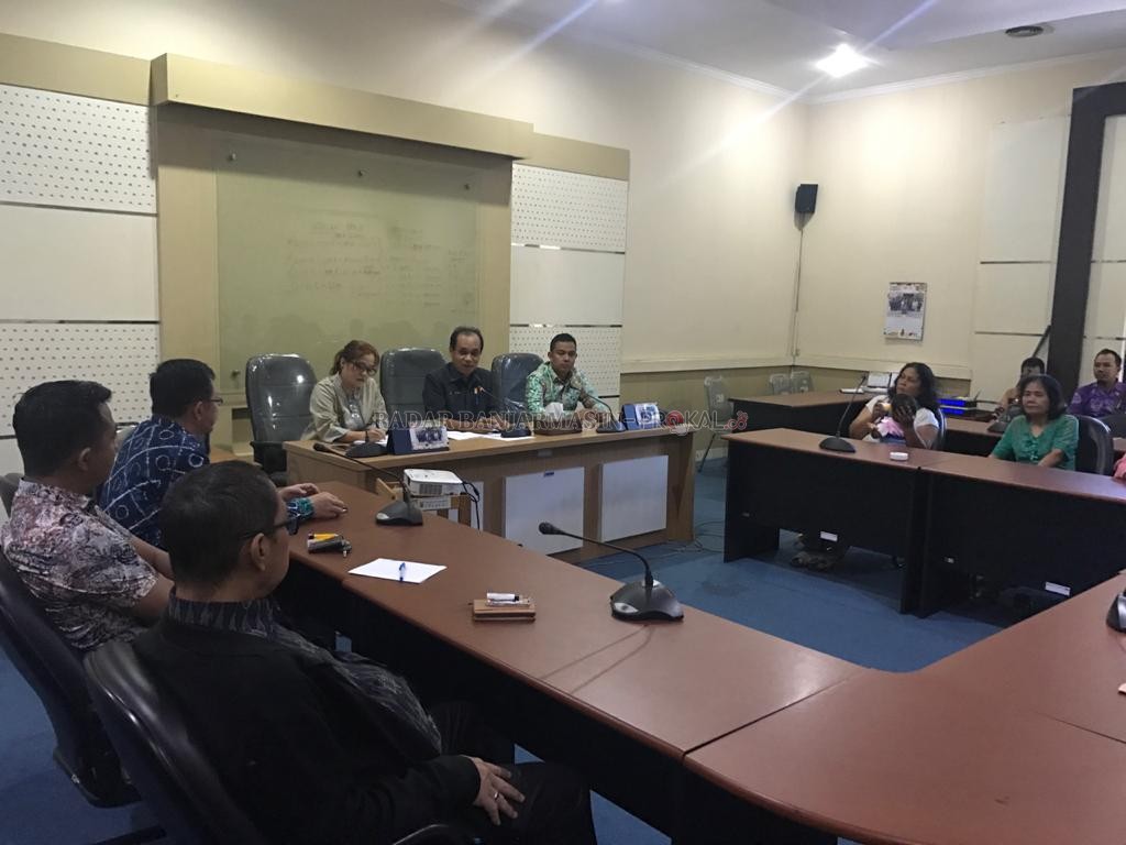 DENGAR PENDAPAT: Komisi III DPRD Banjarbaru menyerap aspirasi dari komunitas peternak babi Guntung Manggis Banjarbaru pada Kamis (20/2) kemarin. | Foto: Muhammad Rifani/Radar Banjarmasin