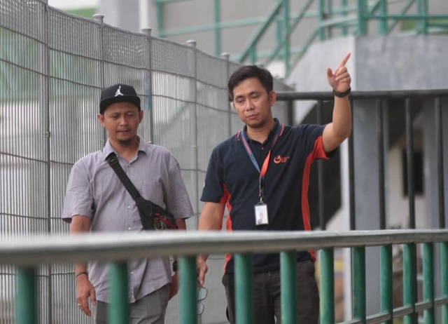 VERIFIKASI: Local General Coordination Barito Putera, Lalu Wira Pratama mendampingi salah satu verifikator LIB untuk meninjau kelayakan stadion Demang Lehman untuk menghadapi kompetisi Liga 1 2020.