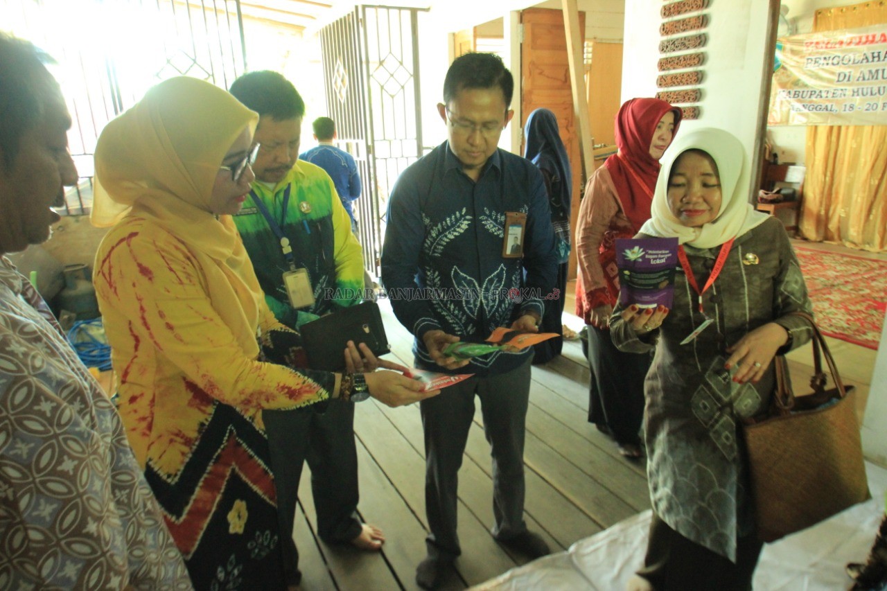 MELIHAT: Ketua TP PKK HSU Hj Anisah Rasyidah Wahid HK (kanan) saat meninjau pelatihan pangan industri di Desa Kota Raja Kecamatan Amuntai Selatan. (Foto: Pemkab HSU untuk Radar Banjarmasin)