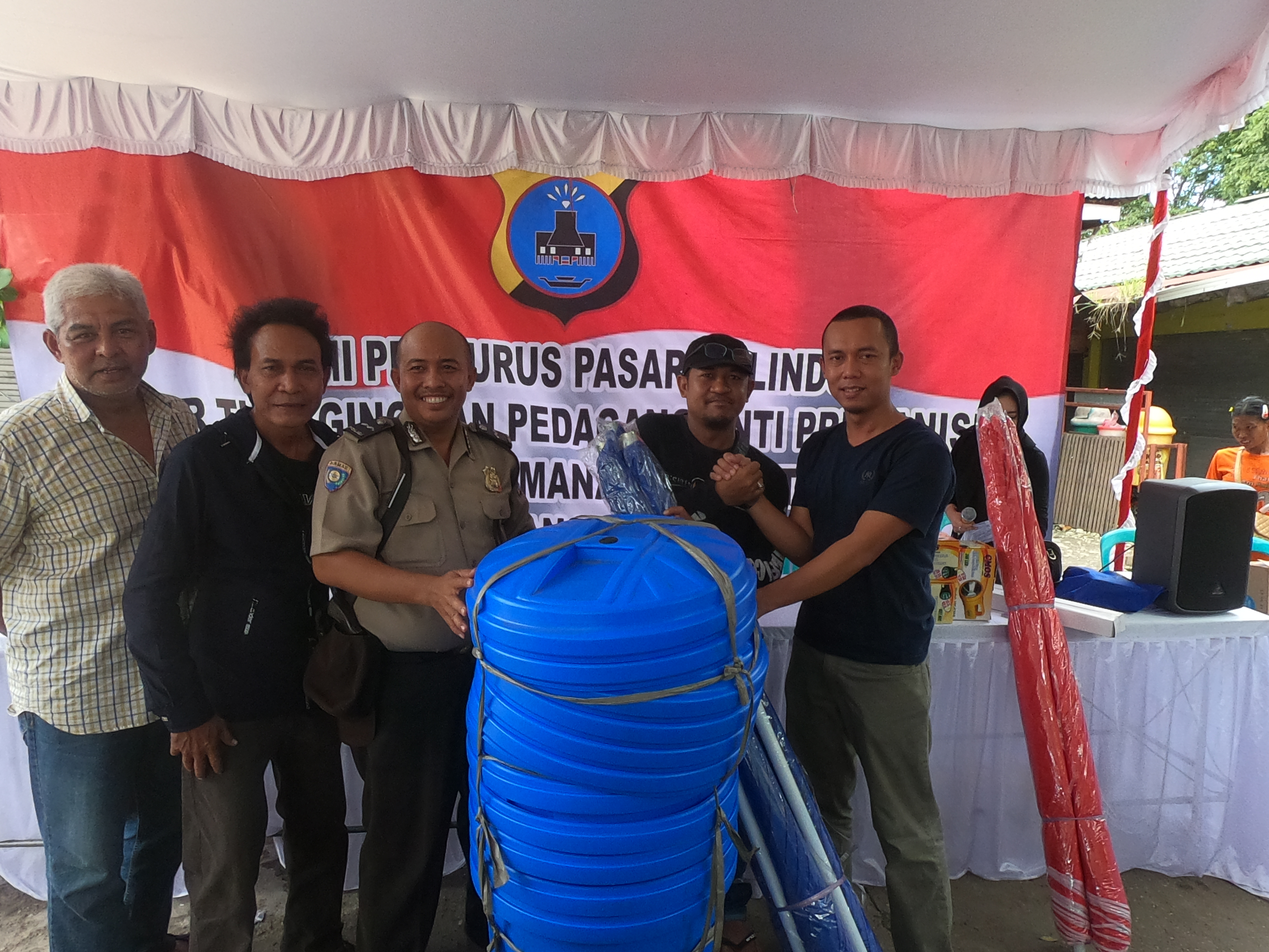 Demi memberikan rasa aman bagi masyarakat yang berbelanja di pasar tradisional, personel Polda Kalsel menyambangi sejumlah pasar di Banjarmasin, kemarin (23/2) giliran Pasar Kalindo.