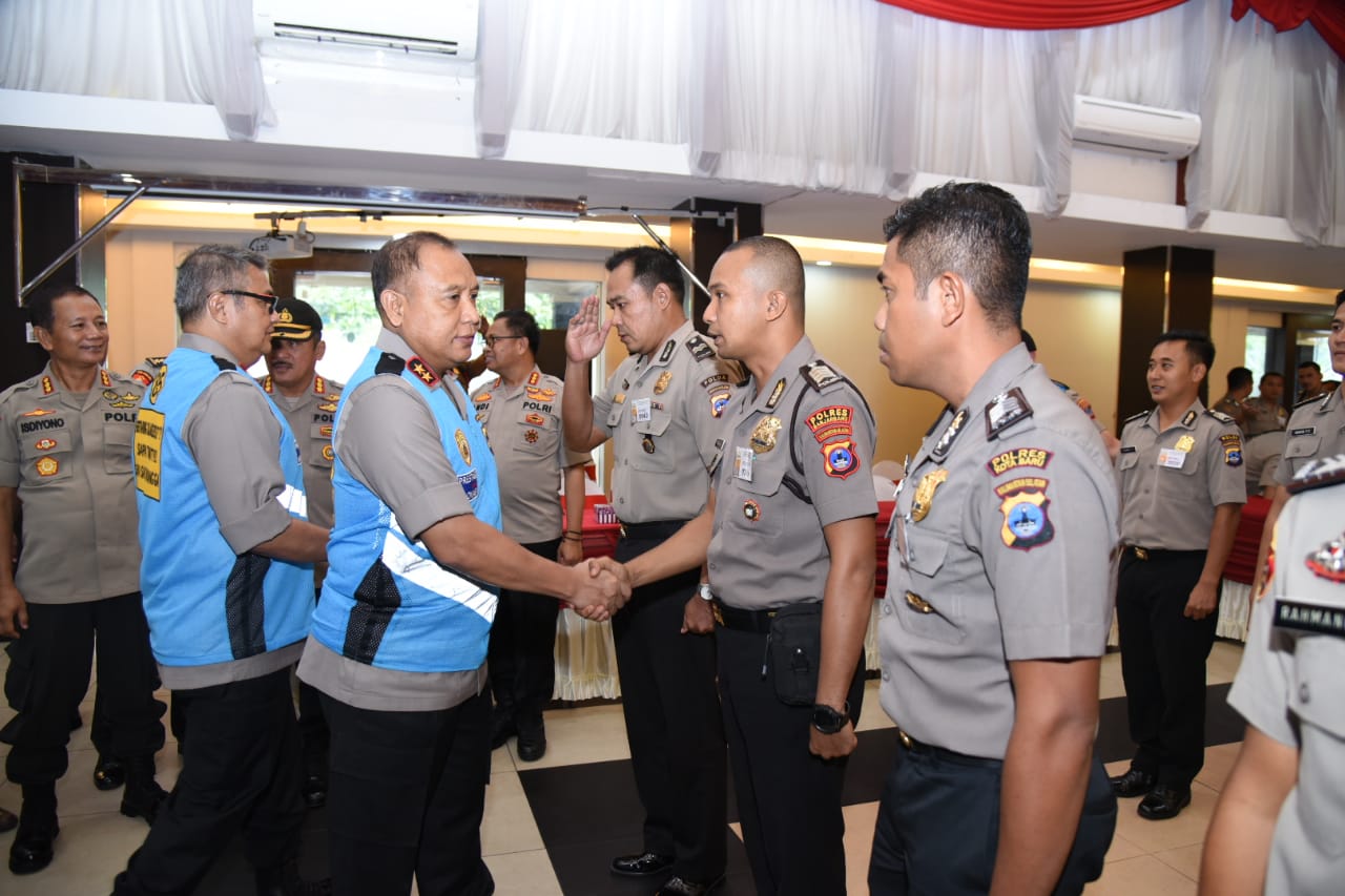 SELAMAT: Kapolda Kalsel Irjen Pol Yazid Fanani menyelamati para personel yang lulus seleksi. Dia mengingatkan, ini baru awal dari perjuangan sebenarnya.