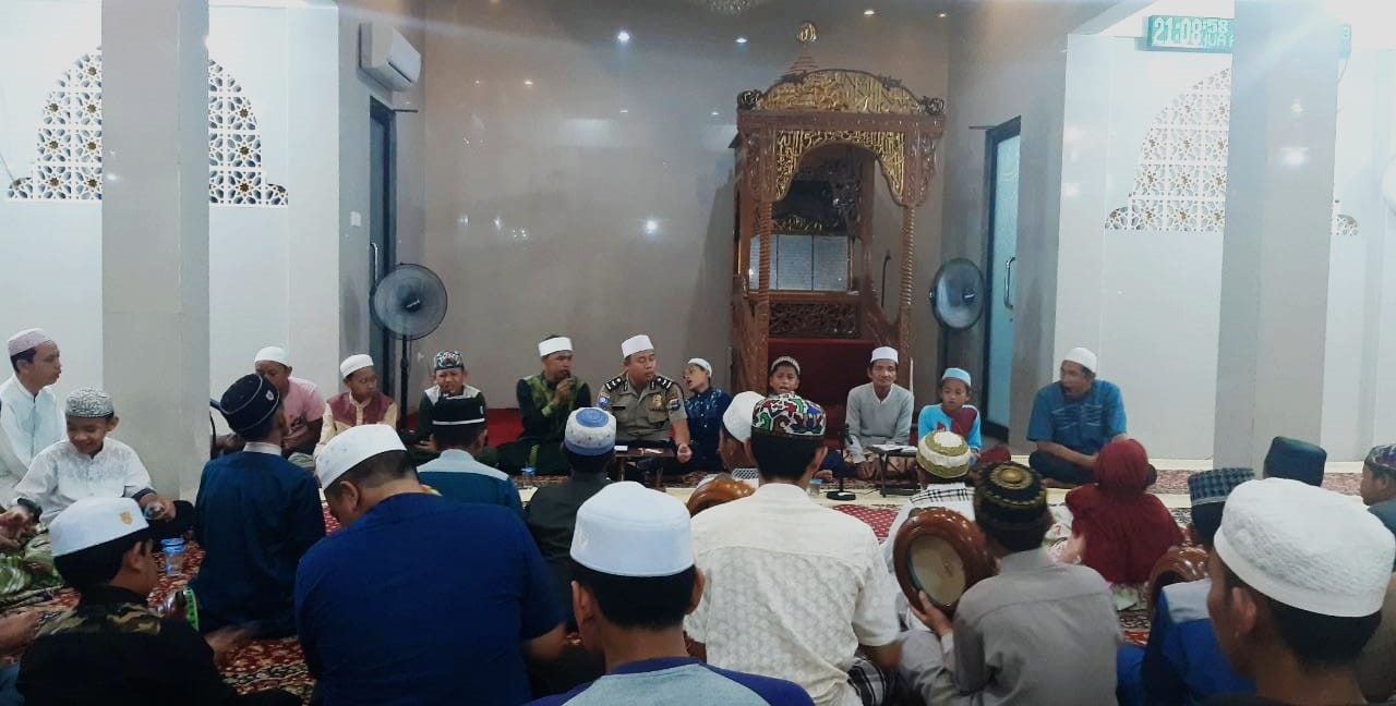 TELADAN: Aipda Jaya bersama remaja dan pemuda Benua Anyar di Masjid Al Amin. Dia sudah membina kegiatan keagamaan di sini selama tiga tahun terakhir. | FOTO: JAYA FOR RADAR BANJARMASIN