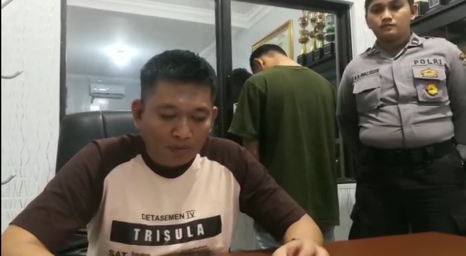 STRATEGI: Kapolsek Tapin Utara, Ipda Subroto Rindang Ari Setyawan menjelaskan penangkapan narkotika jenis sabu di ruangannya. | Foto: Uji For Radar Banjarmasin