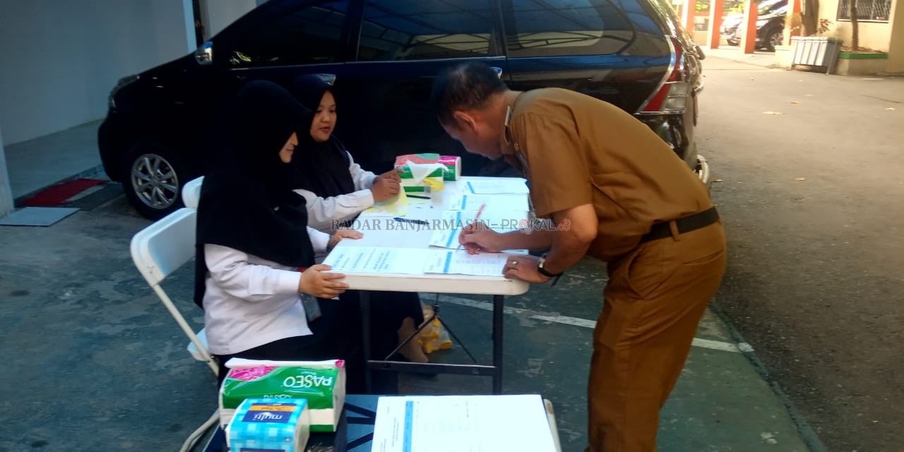 TES URINE: BNN Kabupaten HSS saat melakukam tes urine ASN di lingkungan Pemkab HSS.