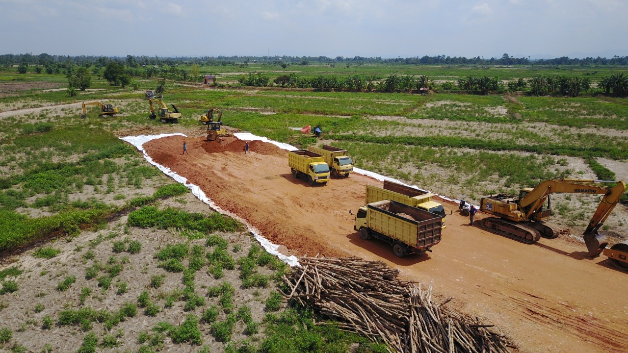 TERUS DIKERJAKAN: Jalan alternatif baru menuju Makam Syekh Muhammad Arsyad Al Banjari atau Datu Kelampayan. | FOTO: M OSCAR FRABY/RADAR BANJARMASIN