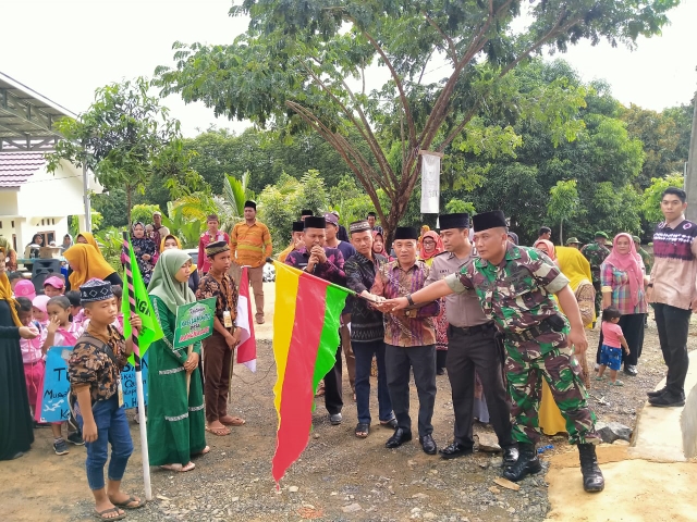 PAWAI TAARUF: Pelepasan peserta pawai taaruf oleh Camat Kusan Hulu H Herlambang sebelum dilaksanakannya MTQ Nasional XVII Tingkat Kecamatan Kusan Hulu di Halaman Kantor Desa Mangkalapi, Jumat (21/2). (Foto Camat Herlambang For Radar Banjarmasin).