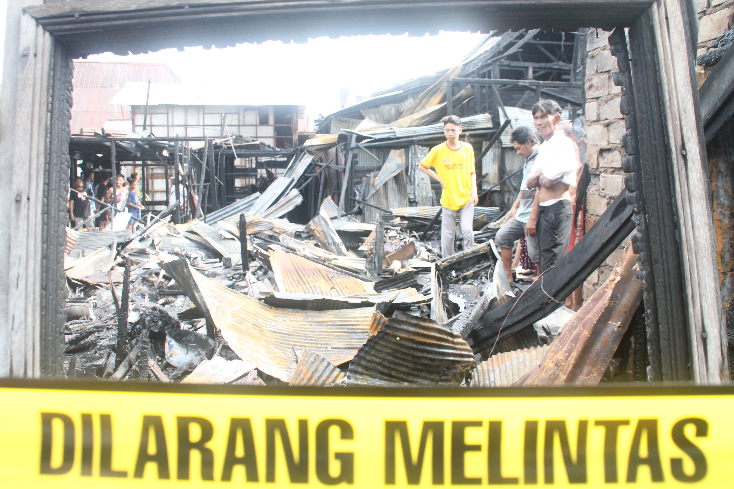 JADI ARANG: Warga memandangi rumahnya yang habis terbakar menjadi arang. Jalan Pekapuran A memang terkenal sebagai permukiman padat di Banjarmasin Timur. | FOTO: MAULANA/RADAR BANJARMASIN