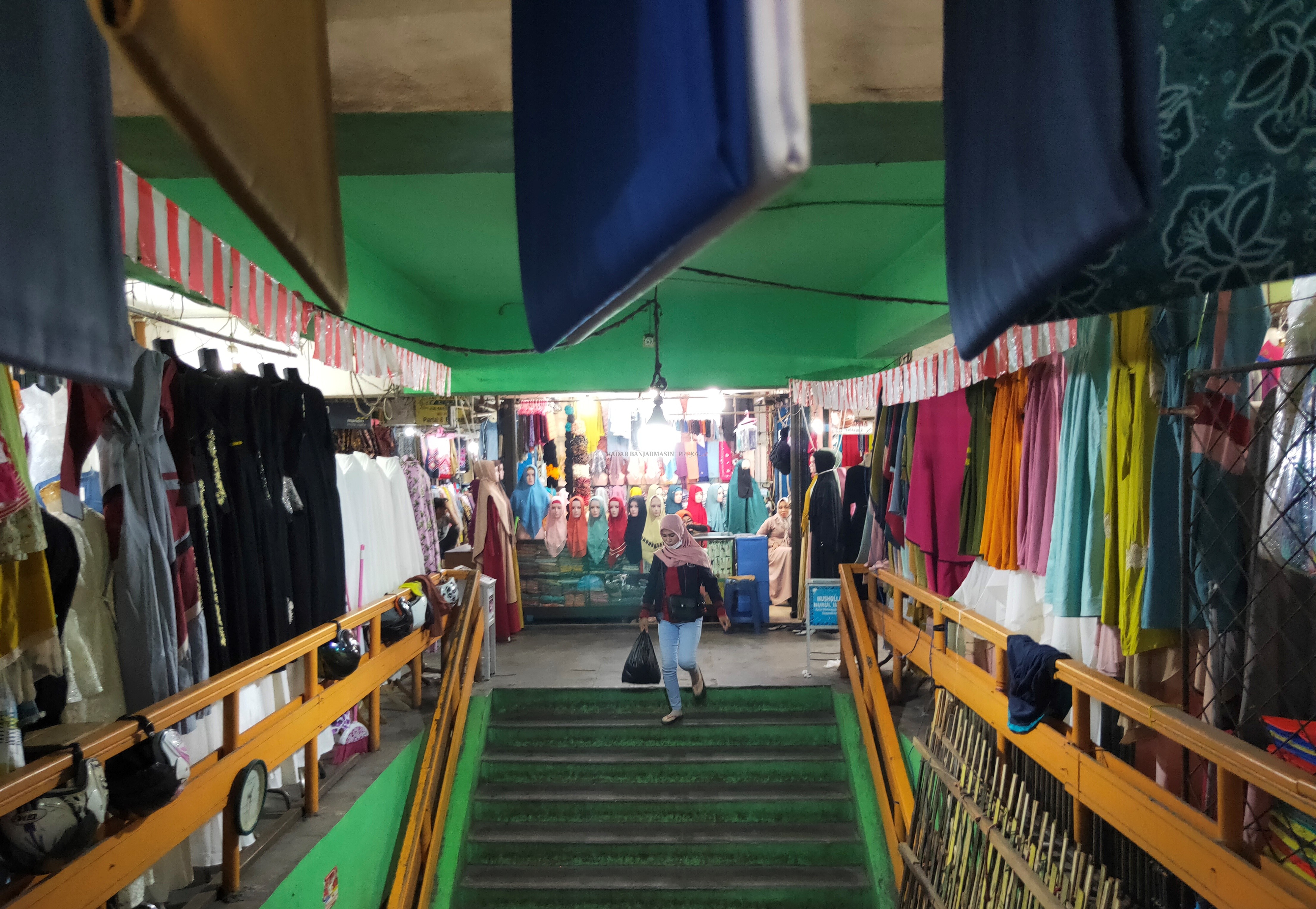 PASAR SUDIMAMPIR: Pembeli menuruni tangga Pasar Sudimampir Baru di Jalan Pangeran Samudera. Bersama Pasar Ujung Murung, pusat perbelanjaan di Banjarmasin Tengah itu akan direvitalisasi. Tapi Pemko Banjarmasin masih diadang penolakan pedagang. Foto diambil