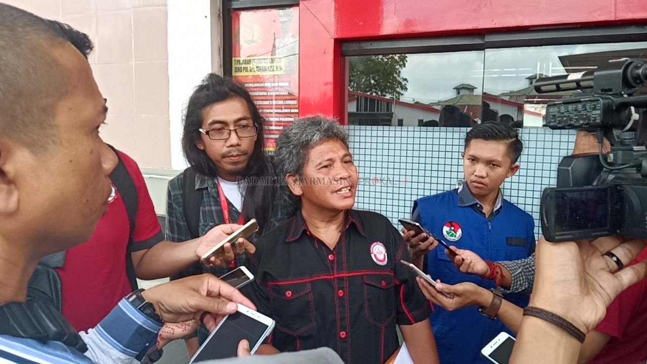 USAI PEMERIKSAAN: Pengacara Diananta Putra Sumedi, Bujino A Salah SH memberikan keterangan kepada awak media di Mapolda Kalsel, kemarin. Pemeriksaan berlangsung selama 2,5 jam. | FOTO: ENDANG SYARIFUDDIN/RADAR BANJARMASIN