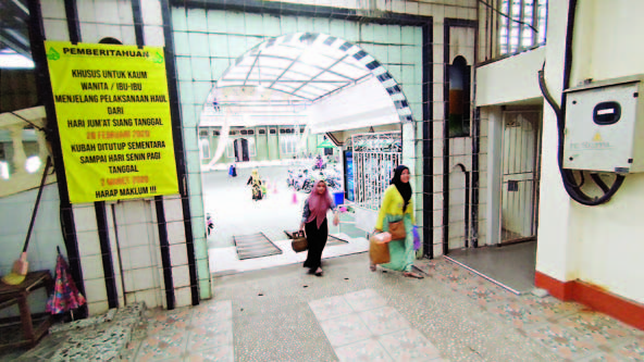 BAKAL LIBUR: Para wanita masuk ke kubah untuk berziarah. | FOTO: MUHAMMAD AMIN/RADAR BANJARMASIN