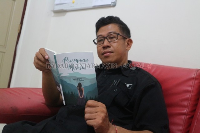 SASTRA: Penulis Perempuan Meratus, Wirianto Hadisucipto bersama novel pertamanya. Novel ini mengisahkan drama percintaan dibalut kearifan lokal.
