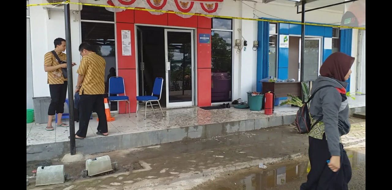 BERANTAKAN: Gara-gara kebakaran sebuah toko di sebelah kantor BPJS Tabalong menghentikan pelayanan, Selasa (25/2). | Foto: Ibnu Wahyudi/Radar Banjarmasin