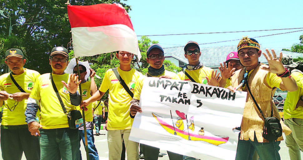 MINTA PEMEKARAN: Warga membentangkan poster Kabupaten Tanah Kambatang Lima. Mereka ingin berpisah dari Kotabaru. | FOTO: ZALYAH SHODIQIN ABDI/RADAR BANJARMASIN