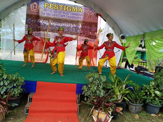 KREATIF: Beberapa murid SMPN 3 Marabahan yang berlatar belakang berbagai agama, menampilkan tarian NKRI.