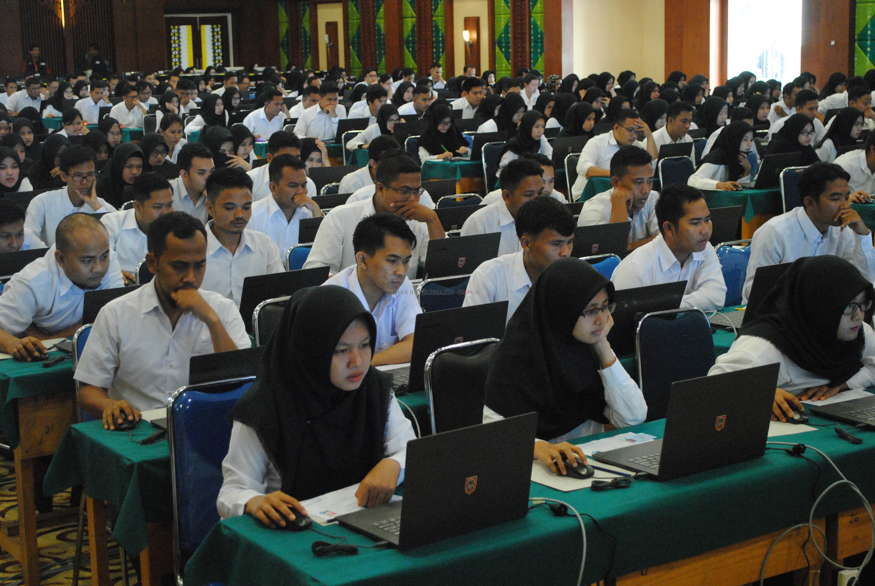 KETAT: Para peserta SKD CPNS Lingkup Pemko Banjarbaru di Gedung Idham Chalid beberapa waktu lalu. | FOTO: SUTRISNO/RADAR BANJARMASIN