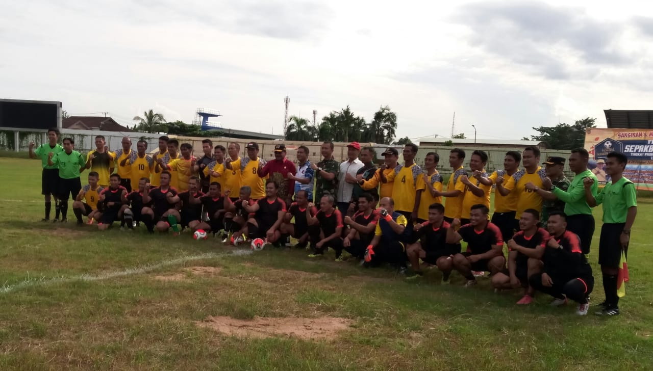 PEMAIN SENIOR: Gubernur Kalsel, H Sahbirin Noor berfoto bersama tim sepak bola Dispora Kalsel pada pembukaan Kompetisi Sepak Bola Antar Legend 2020 Paman Birin Cup di Stadion 17 Mei Banjarmasin, Rabu (26/2).