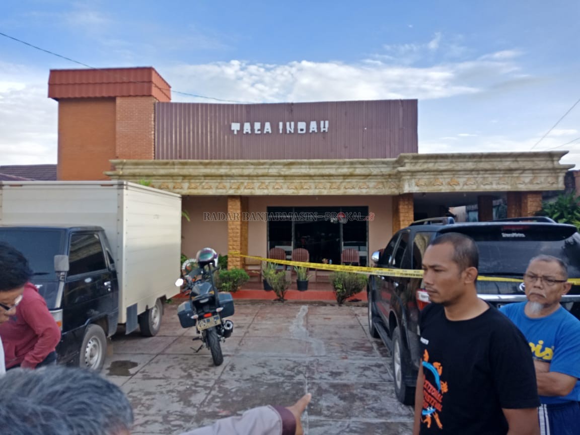 GARIS POLISI: Dilokasi kejadian diberi garis polisi dan ada satu mobil jenis fortuner ikut di beri garis polisi.