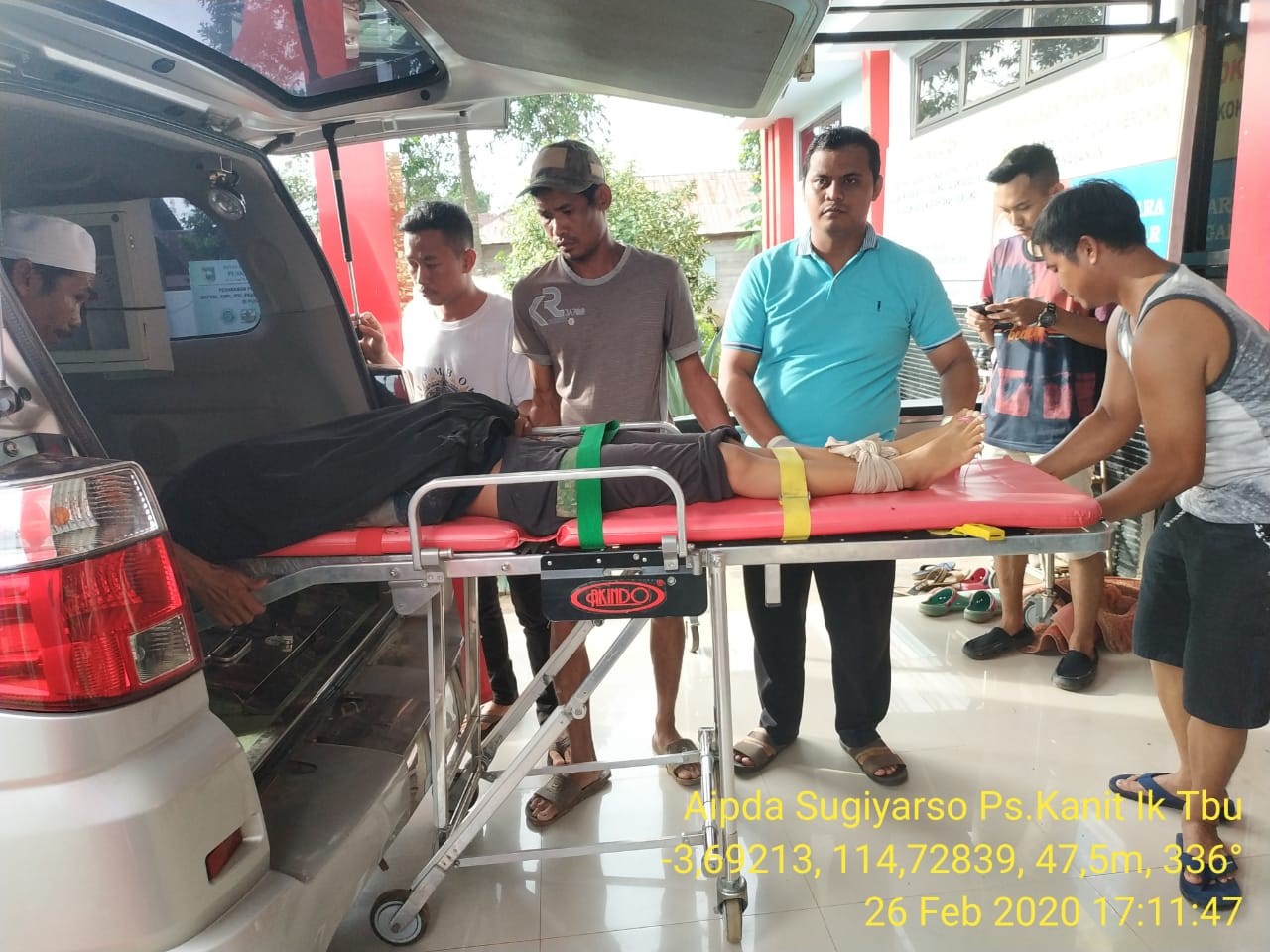 TENGGELAM: Jenazah Norlaila saat dievakuasi ke Puskesmas Tambang Ulang.