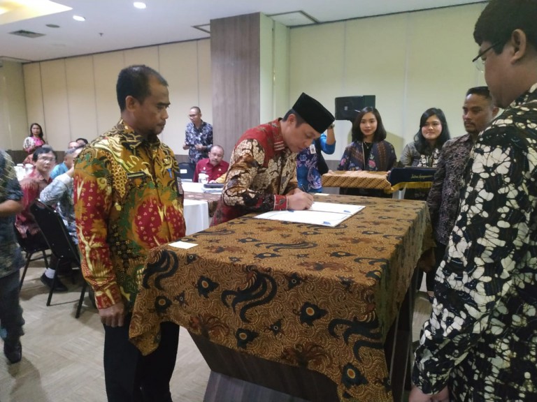 KOMITMEN: Sekda Tanbu H Rooswandi Salem menandatangani Komitmen Penerapan Sistem Informasi e-Kinerja terintegrasi bersama Badan Kepegawaian Negara (BKN) di Hotel Best Western Cawang-Jakarta, Selasa (25/2). (Foto Diskominfo Tanbu For Radar Banjarmasin).