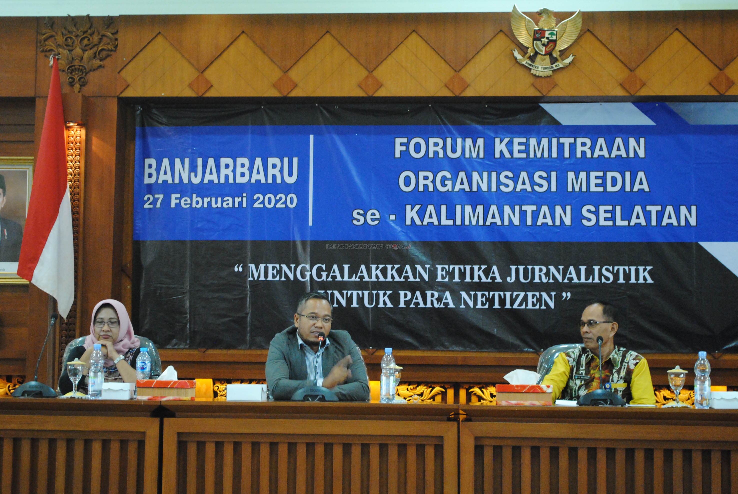 PRAKTISI BERBICARA: Pemimpin Redaksi Radar Banjarmasin Toto Fachrudin saat menyampaikan materi dalam Forum Kemitraan Organisasi Media se-Kalsel yang digelar Diskominfo Kalsel di Ruang H Maksid, Setdaprov Kalsel, kemarin. | FOTO:   SUTRISNO/RADAR BANJARASI
