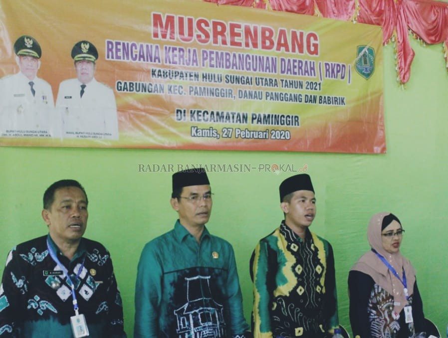 HADIR: Kepala Bappelitbang Hj Ir Ina dan Ketua DPRD HSU Almien Ashar Safari (dua dari kanan) saat hadir dalam Musrenbang Gabungan di Kecamatan Paminggir. (Foto: Pemkab HSU untuk Radar Banjarmasin)