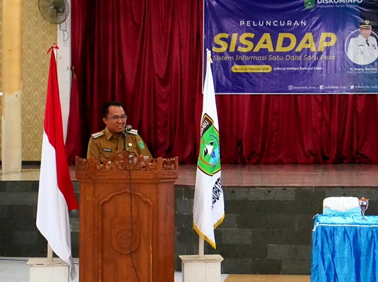 SAMBUTAN: Bupati Tanbu H Sudian Noor menyampaikan sambutan pada peluncuran Sistem Informasi Satu Data Satu Peta (SiSADAP). (Foto Diskominfo Tanbu For Radar Banjarmasin).