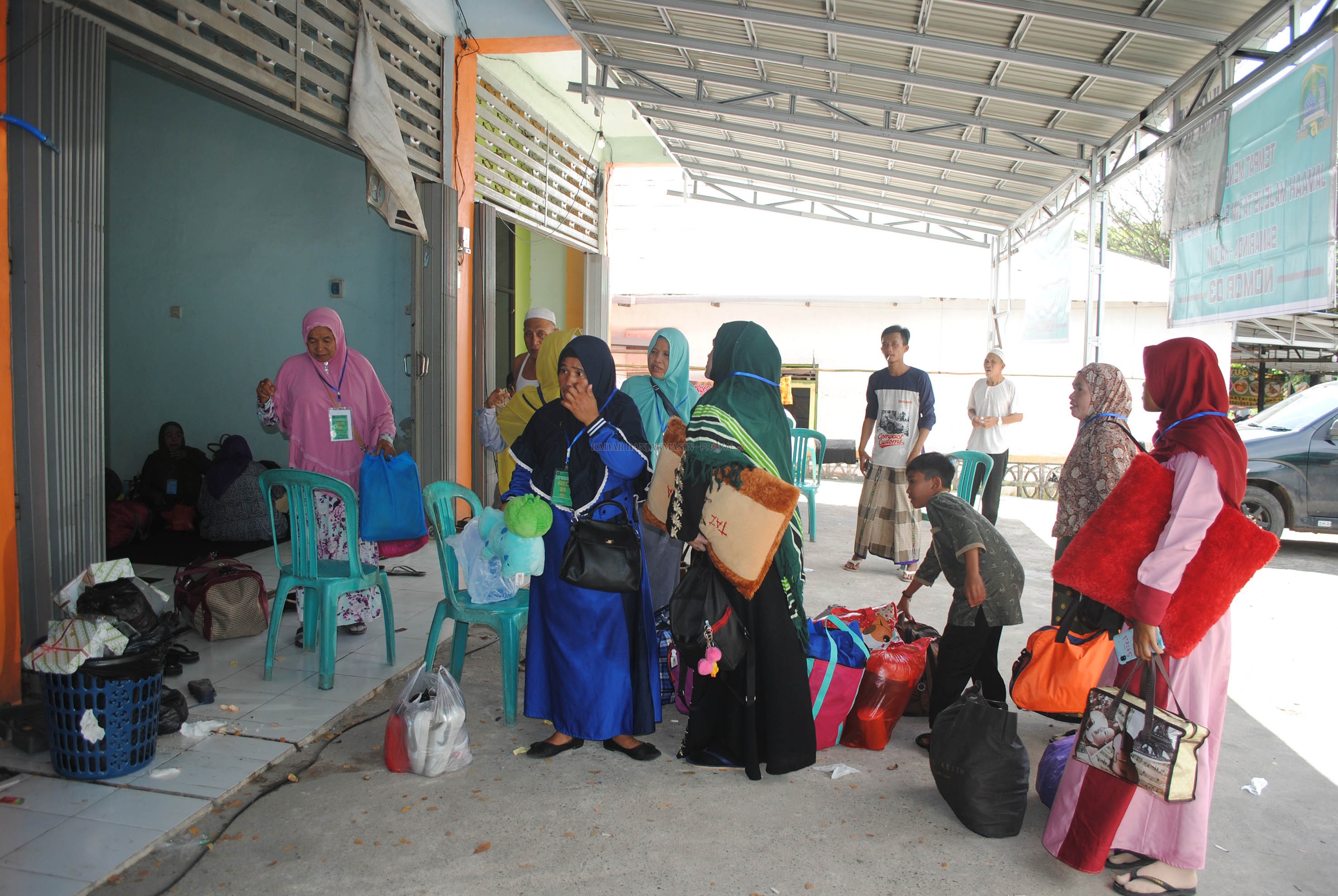 LEBIH AWAL: Para jemaah haul Guru Sekumpul dari Samarinda, Kaltim saat tiba di penginapan di Jalan Veteran, Martapura, kemarin. |  FOTO: SUTRISNO/RADAR BANJARASIN