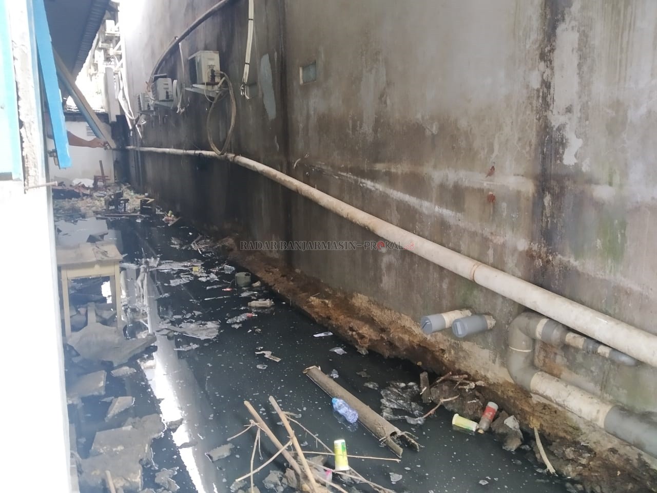 KERUH: Secara kasat mata, Dinas Lingkungan Hidup menyebut limbah cair itu belum diolah secara standar. Dugaan itu masih harus dibuktikan lewat uji lab. | FOTO: FAHRIADI NUR/RADAR BANJARMASIN