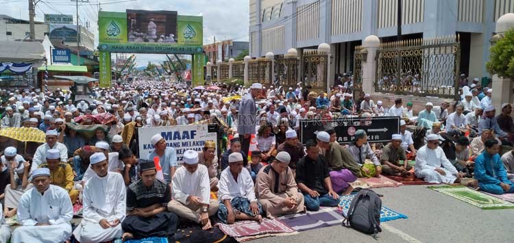 SUDAH PADAT: Suasana menjelang salat Jumat (28/1) kemarin di Masjid Syiarus Sholihin, Jln A Yani Martapura. Jemaah meluber di sepanjang Jalan Sekumpul depan sampai jembatan irigasi, sebagian besar merupakan rombongan jemaah haul Abah Guru Sekumpul ke-15 y