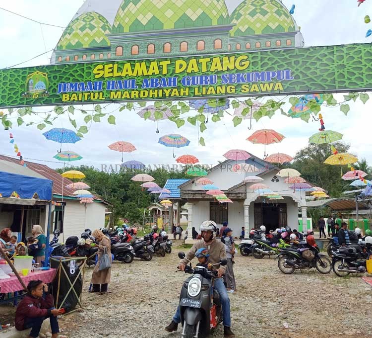 KREATIF: Rest area di Masjid Baitul Mardhiyah Liang Sawa Kecamatan Lokpaikat bagaikan tempat wisata karena dihiasi dengan payung dan gelas air mineral berwarna-warni.  | Foto by Rasidi Fadli/Radar Banjarmasin