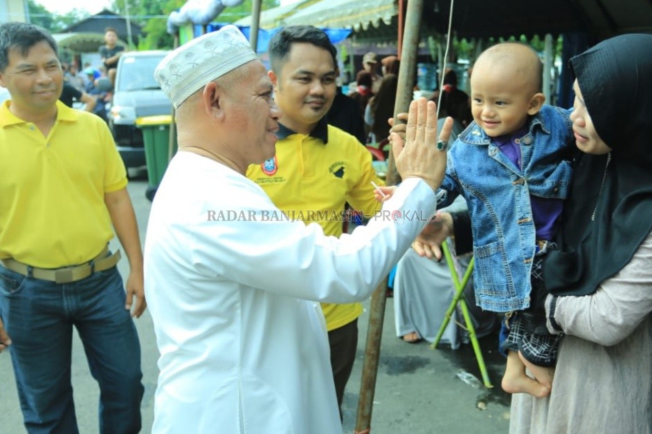 MOMEN: Bupati HSU H Abdul Wahid HK saat menyapa balita yang ada di Rest Area Haul Guru Sekumpul ke-15 di Desa Tapus Kecamatan Amuntai Tengah Jumat (28/1). (Foto: Pemkab HSU untuk Radar Banjarmasin)
