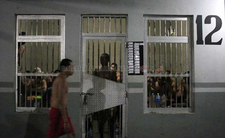 JALANI TAHANAN: Meski dari tempat berbeda, narapidana yang mendekam di Lapas Banjarbaru dapat menonton perhelatan Haul Abah Guru Sekumpul lewat layar proyektor berukuran besar yang difasilitasi pihak Lapas. | Foto: Muhammad Rifani/Radar Banjarmasin