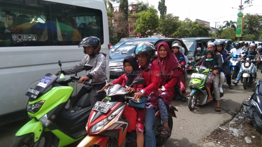 MACET: Kondisi kemacetan di Jalan A Yani 38, Sabtu (29/2). Kondisi ini terjadi lantaran banyaknya jemaa haul Guru Sekumpul yang berdatangan.  | FOTO: SUTRISNO/RADAR BANJARMASIN