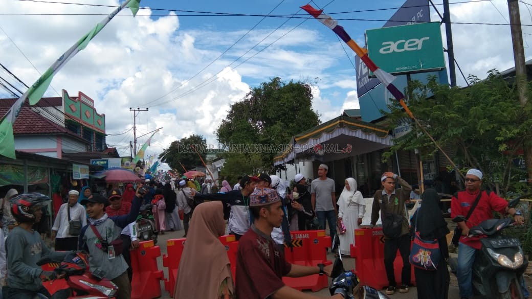 MULAI PADAT: Kondisi jalan didekat Kubah Guru Sekumpulbyang ditutup karena kepadatan jemaah, Sabtu (29/2).  |  Foto: Sutrisno/Radar Banjarmasin