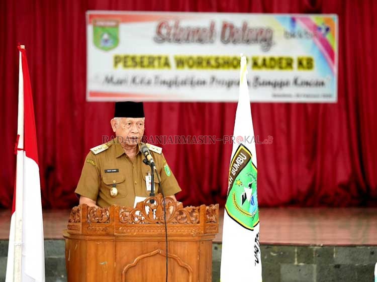 MEMBUKA WORKSHOP: Wabup Tanbu H Ready Kambo menyampaikan sambutan pada membuka Workshop Kader Keluarga Berencana se-Kabupaten Tanah Bumbu, Selasa (25/2) di Mahligai Bersujud. (Foto Karyono/Radar Banjarmasin).