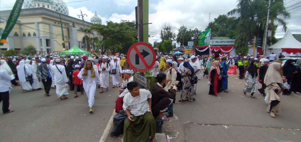 Jemaah jalan kaki disepanjang jalan A Yani Martapura arah ke Sekumpul. | Foto: Muhammad Amin/Radar Banjarmasin