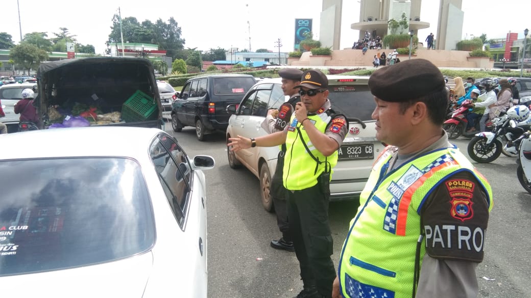 Perwira Pengendali Lalu Lintas, Iptu Khamdari SE (tengah) bersama para petugas lainnya saat mengatur kepadatan lalu lintas di Bundaran Simpang Empat Banjarbaru, Minggu (1/3). | FOTO: SUTRISNO/RADAR BANJARMASIN