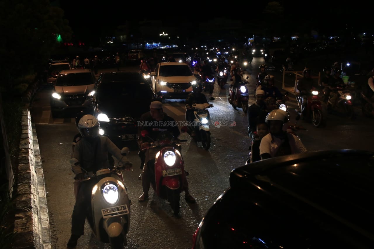 PADAT: Kondisi ruas jalan di sekitaran bundaran Simpang 4 Banjarbaru mulai padat pasca kepulangan Jemaah Haul di Sekumpul pada pukul 22.00 Wita. | Foto: Muhammad Rifani/Radar Banjarmasin