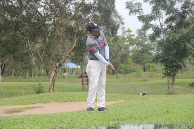 CHIPPING: Salah seorang golfer sedang mempraktikkan teknik pukulan chipping di Padang Gold Swargaloka, belum lama ini.