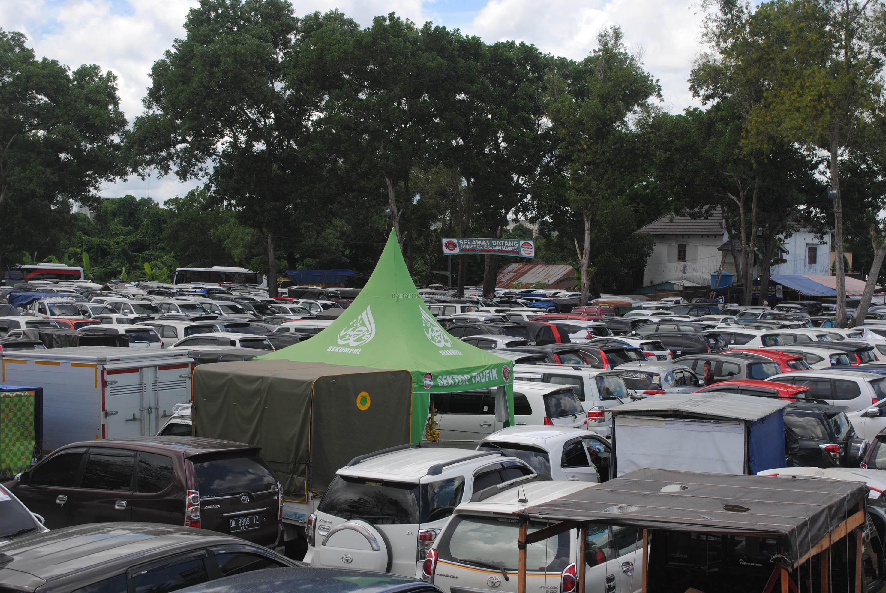 SUDAH FULL: Kondisi lokasi parkir gratis di Posko 15 AMI B, Jalan Guntung Alaban, Kelurahan Sungai Paring, kemarin. Berkapasitas 1000 kendaraan, tempat ini sudah penuh sejak Jumat (28/2) malam. | FOTO: SUTRISNO/RADAR BANJARMASIN