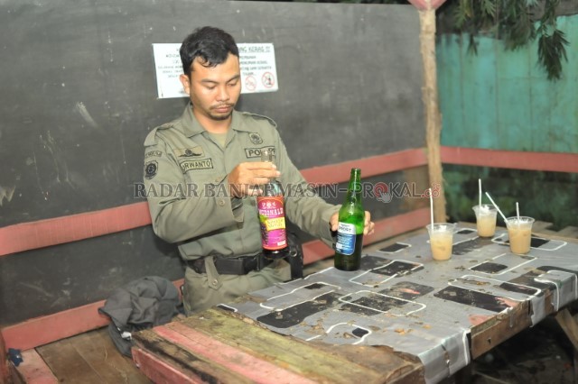 ILEGAL: Satpol PP Banjarmasin membubarkan kedai miras di kawasan Pasar Lama, beberapa waktu lalu. Regulasi perdagangan miras di Banjarmasin masih menggantung hingga sekarang.