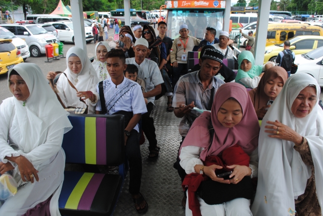 BUS GRATIS: Para jemaah haul Guru Sekumpul saat berada di atas bus yang akan diantar dari Lapangan Murjani ke Sekumpul, kemarin. Layanan bus gratis ini sangat diminati sejumlah jemaah. | FOTO: SUTRISNO/RADAR BANJARMASIN