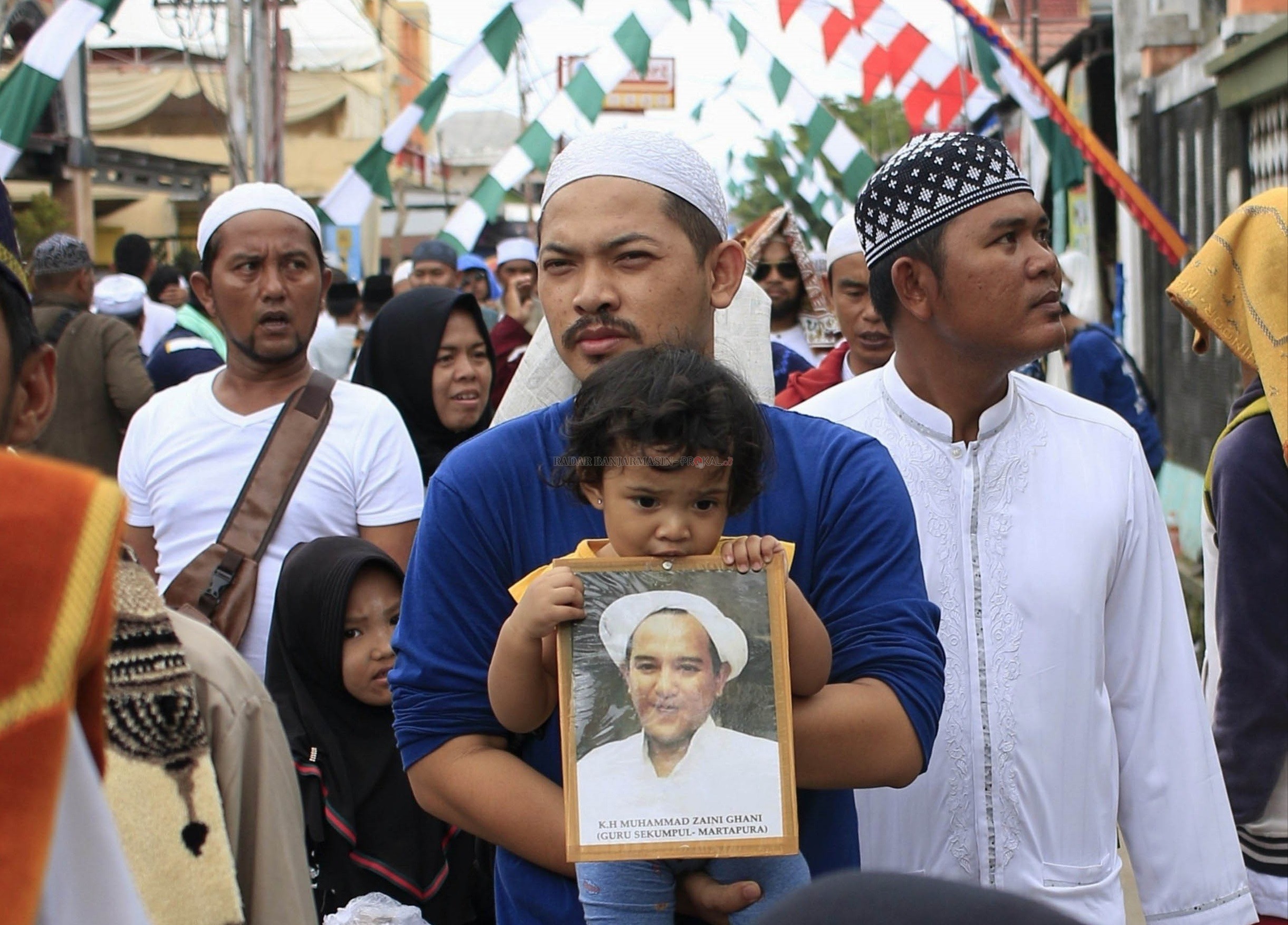 DEMI GURU SEKUMPUL: Jemaah Haul ke-15 Guru Sekumpul memadati jalan menuju Kompleks Sekumpul, Martapura, Kabup[aten Banjar, kemarin. Haul Sekumpul yang mengumpulkan jutaan jemaah setiap tahun menjadi daya tarik religi umat Islam untuk datang ke Martapura s