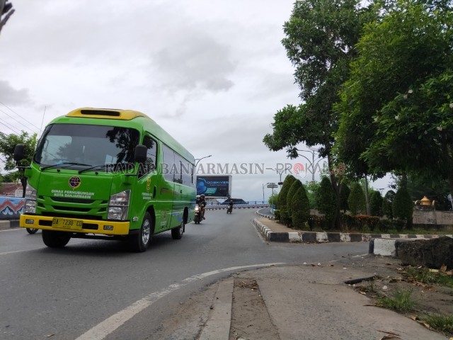 KURANG PENUMPANG: Bus Trans Banjarmasin (BTB) menuruni Jembatan Kembar Pangeran di Jalan S Parman, kemarin (1/3) sore. BTB tak pernah penuh dengan penumpang. Pemko dituntut lebih gencar mempromosikan transportasi massal itu kepada masyarakat. | FOTO: FAHR