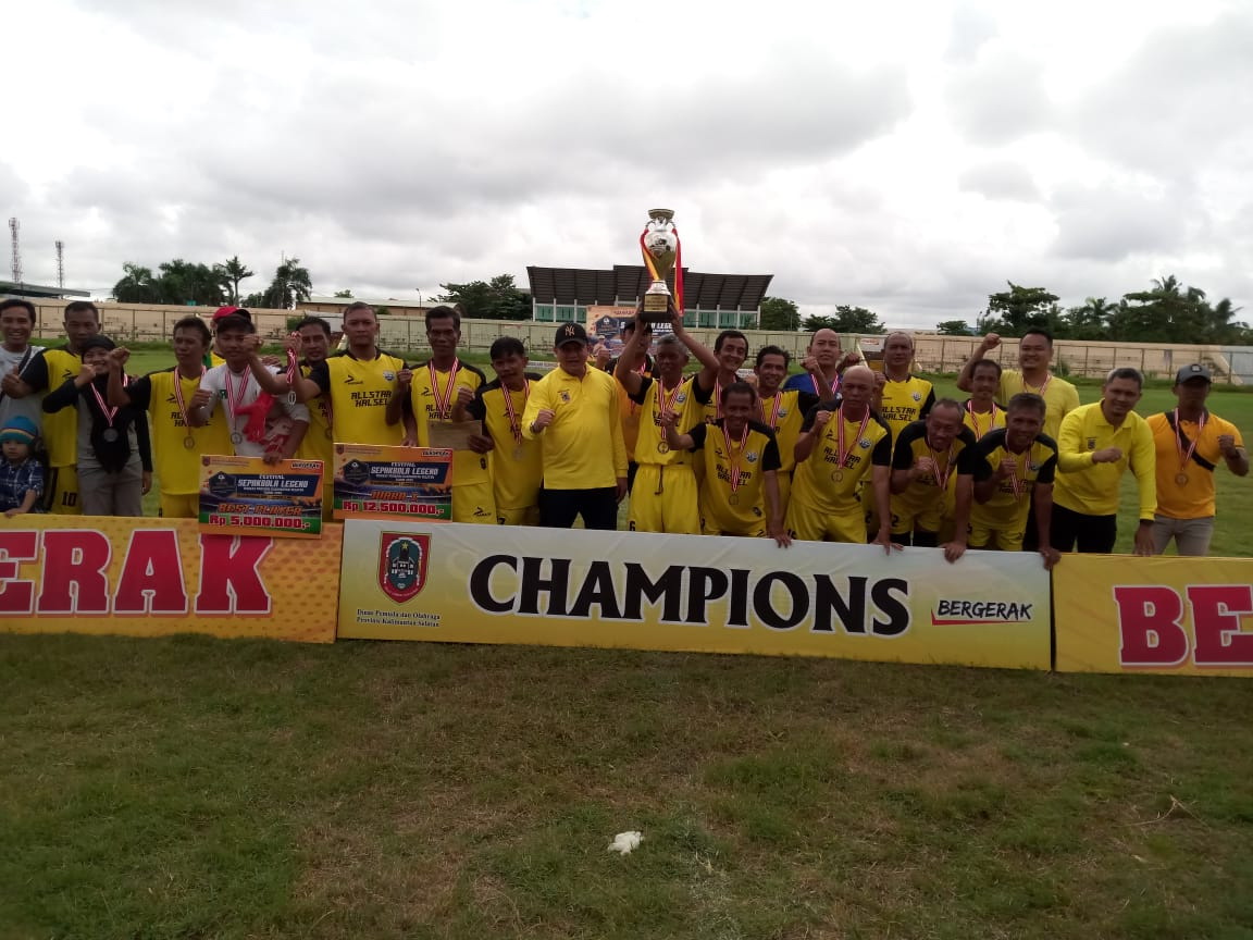 ANGKAT TROPI: Kadispora Kalsel, H Hermansyah berfoto bersama dengan tim Kalsel All Star yang menjuarai Festival Sepak Bola Legend 2020 Paman Birin Cup di Stadion 17 Mei Banjarmasin, Sabtu (1/2).