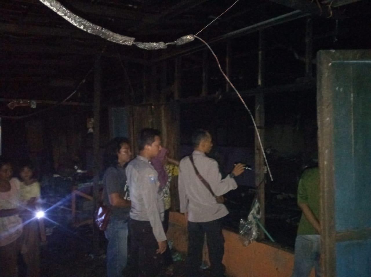 MUSIBAH : Aparat Polsek Anjir Muara melakukan penyelidikan di rumah Madan yang terbakar. | Foto: Polsek Anjir Muara for Radar Banjarmasin