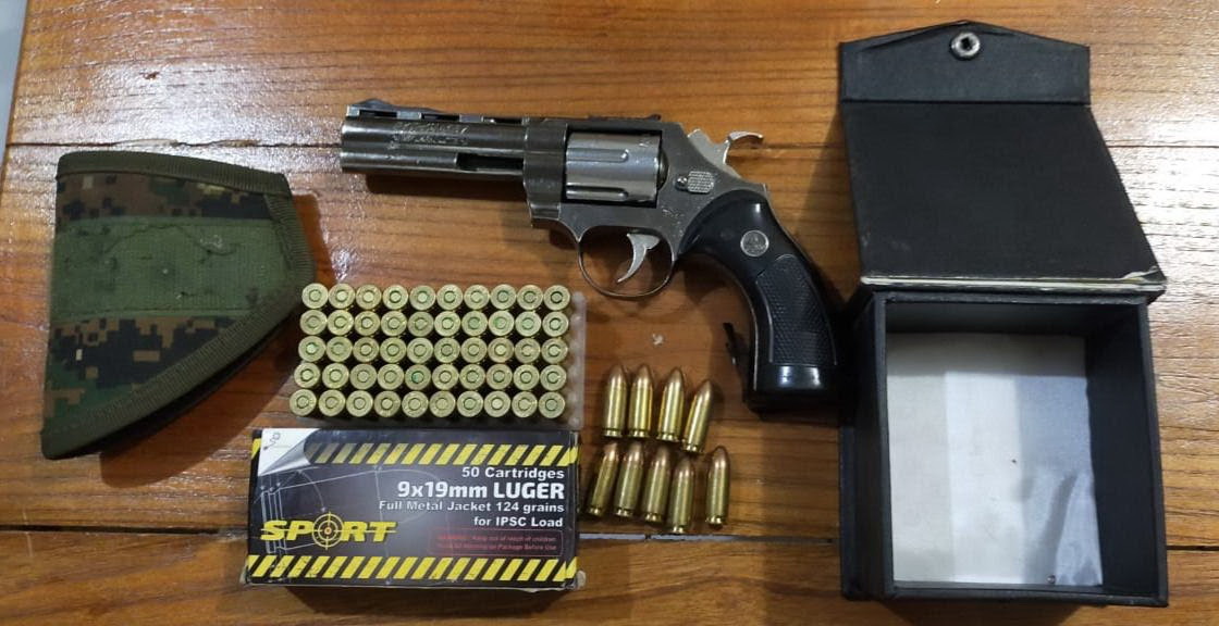 BARANG BUKTI: Pemantik berbentuk sepucuk revolver dan peluru asli yang diamankan dari RH dan MR. | Foto: Polres HST for Radar Banjarmasin.