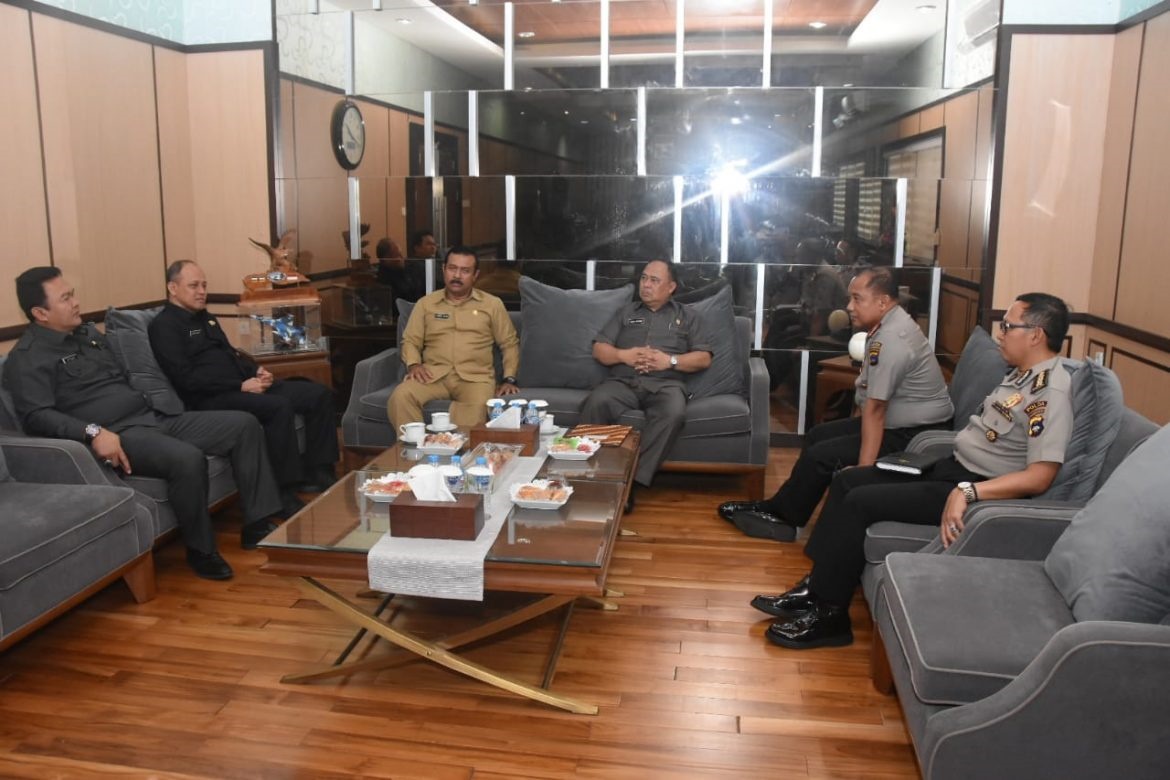 PENILAIAN: Rombongan peneliti dari Mabes Polri diterima di ruang kerja Kapolda Kalsel Irjen Pol Yazid Fanani. | FOTO: POLDA KALSEL FOR RADAR BANJARMASIN