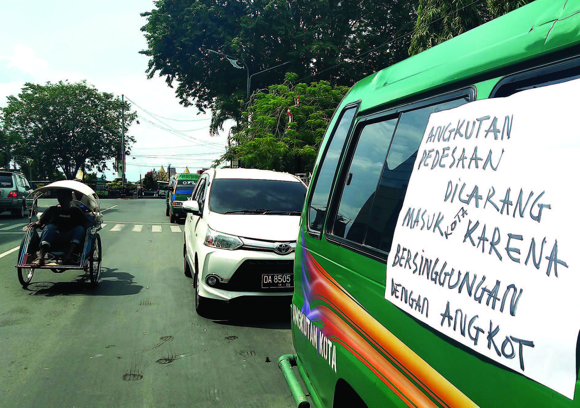 Protes: Taksi kota melayangkan protes kepada Dishub Kotabaru yang mengeluarkan kebijakan angkutan desa bisa bawa penumpang sampai kota.
