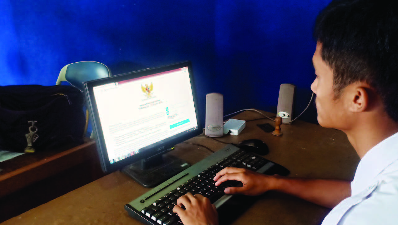 INPUT DATA: Warga Kabupaten HSS saat melihat laman pengisian sensus online dilakukan BPS. | FOTO: SALAHUDIN/RADAR BANJARMASIN